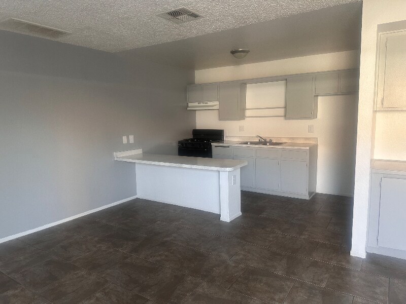 11200 Auburn Ave in Adelanto, CA - Building Photo