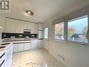 48 Lionel Heights Crescent in Toronto, ON - Building Photo - Building Photo