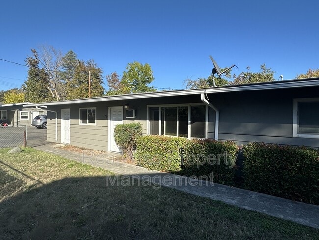 719 SW Bridge St in Grants Pass, OR - Building Photo - Building Photo