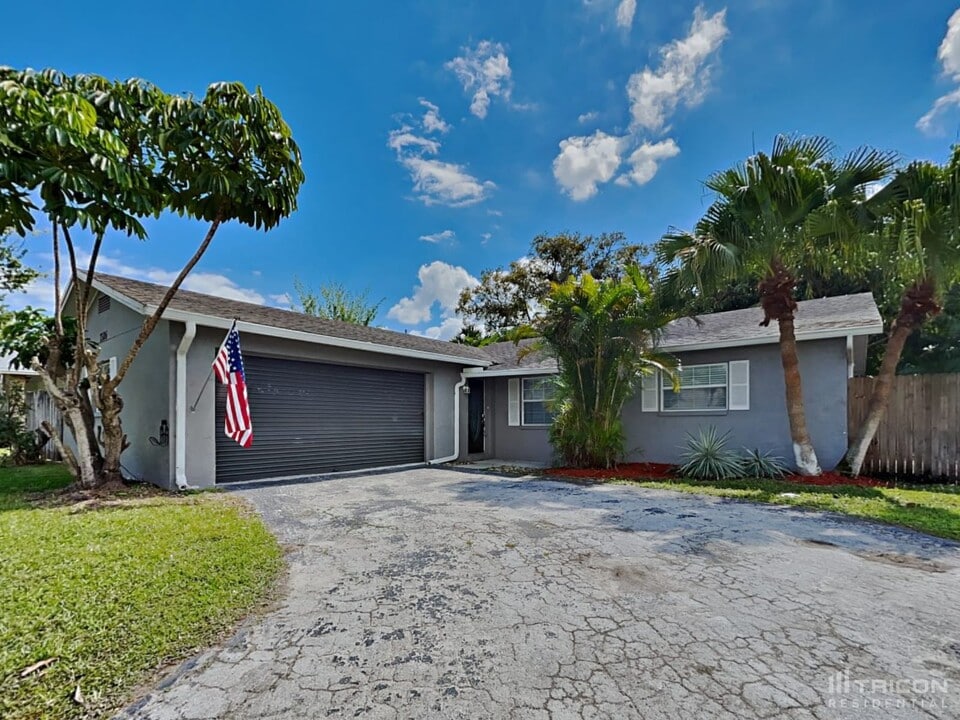 7326 Norwich Ln in Clearwater, FL - Building Photo