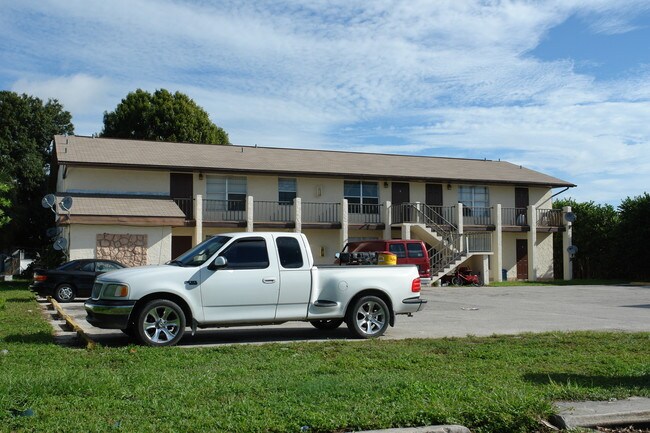 410 Palm Ave in Fort Pierce, FL - Building Photo - Building Photo
