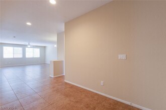 10119 Amana Oaks Ave in Las Vegas, NV - Building Photo - Building Photo