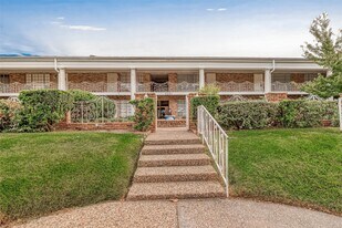 2201 Fountain View Dr in Houston, TX - Building Photo