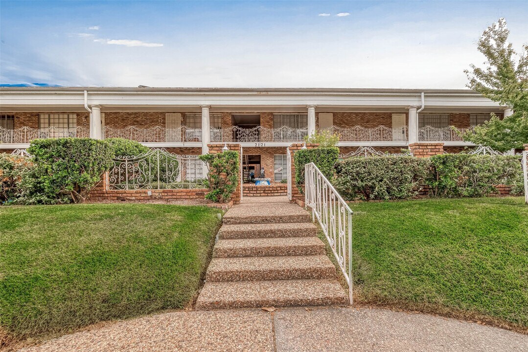 2201 Fountain View Dr in Houston, TX - Building Photo