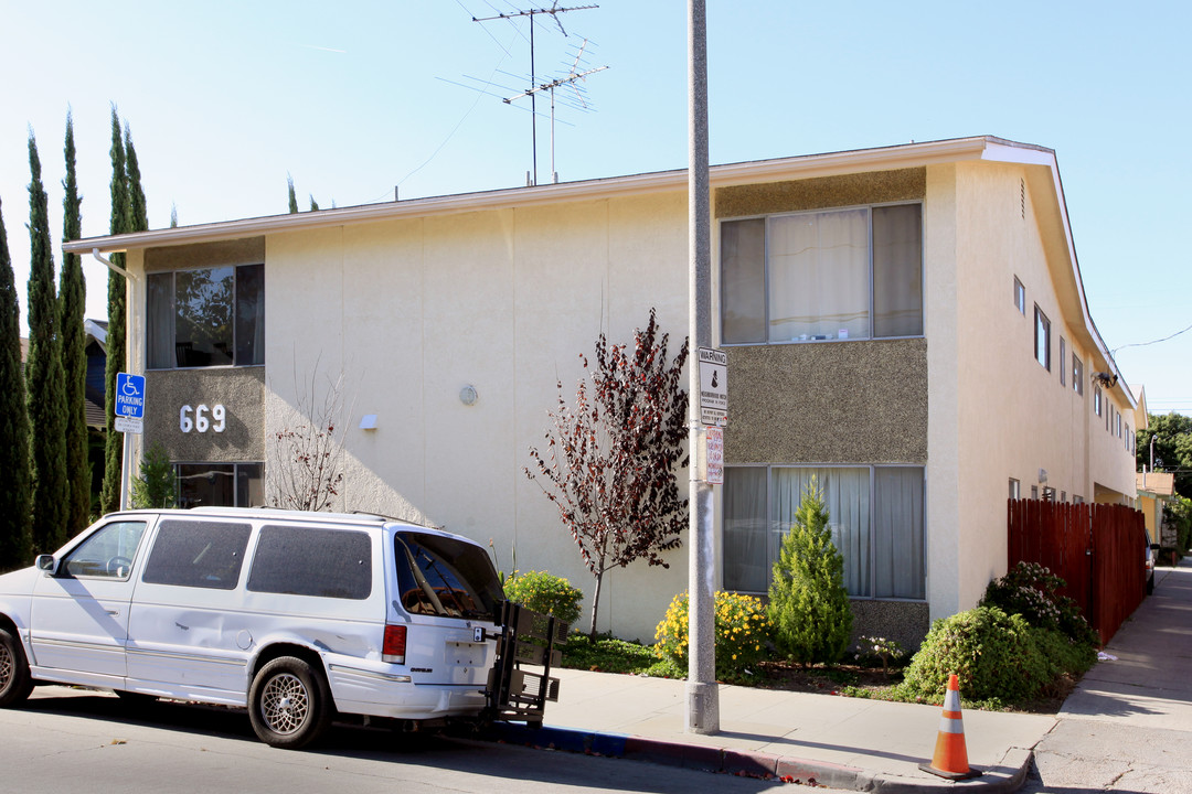 669 Stanley Ave in Long Beach, CA - Foto de edificio