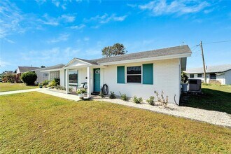 1216 Hacienda Dr in Sun City Center, FL - Building Photo - Building Photo