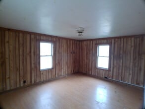 1035 E Main St in Reynoldsville, PA - Foto de edificio - Building Photo