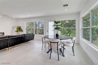 272 Yorkshire Ct in Naples, FL - Building Photo - Building Photo