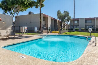 Red Mountain Springs in Phoenix, AZ - Foto de edificio - Building Photo