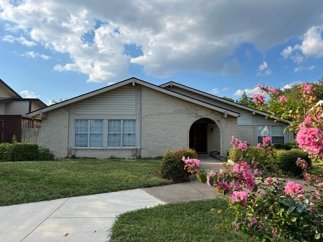 property at 1413 Glouchester Dr