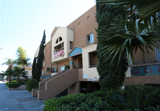 Pavillion Courts in Van Nuys, CA - Building Photo - Building Photo