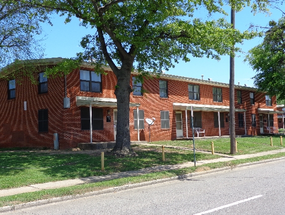 Tom Brown Village in Birmingham, AL - Foto de edificio