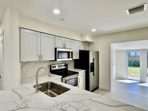 2764 SW 47th St in Fort Lauderdale, FL - Building Photo - Building Photo