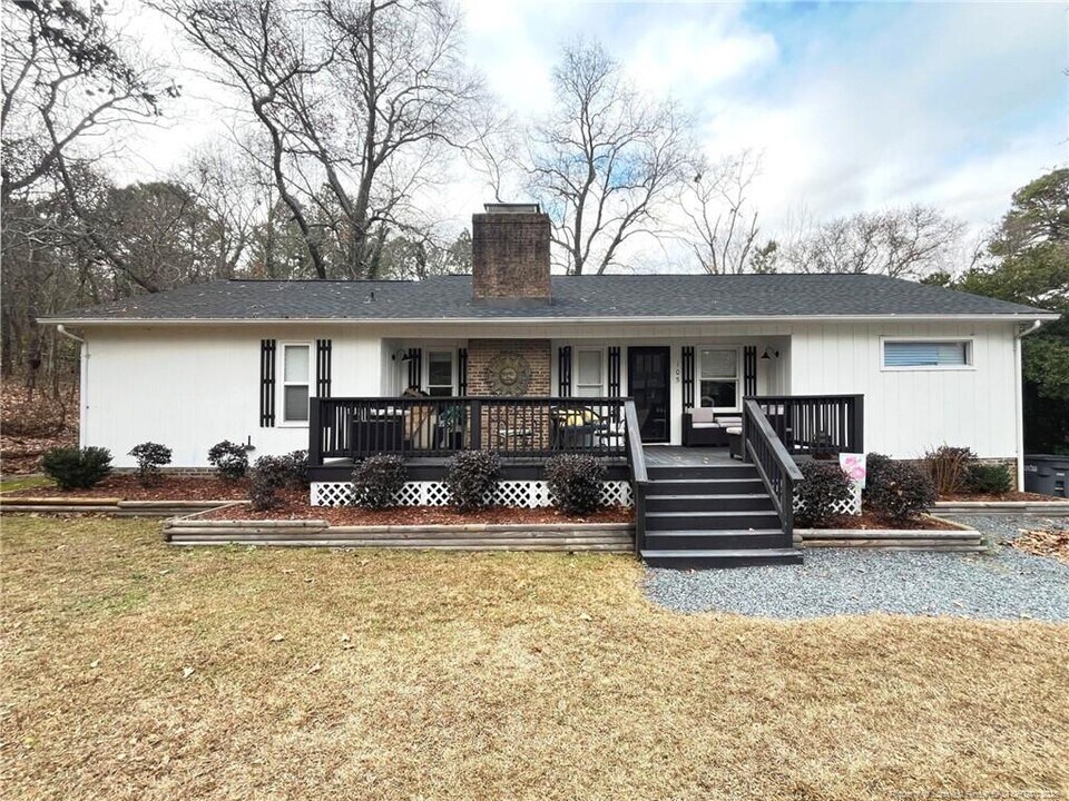 105 Scuppernong Ct in Seven Lakes, NC - Building Photo
