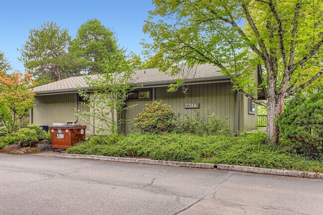 7514 SW Barnes Rd in Portland, OR - Building Photo - Building Photo