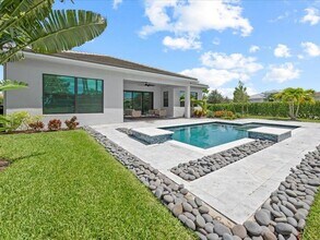 5577 St Armands Way in Westlake, FL - Building Photo - Building Photo