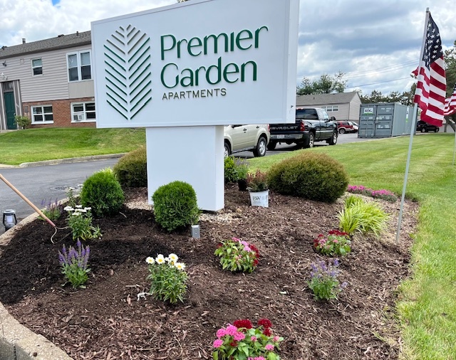 Premier Garden Apartments in Barberton, OH - Building Photo - Building Photo