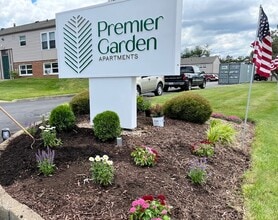 Premier Garden Apartments in Barberton, OH - Foto de edificio - Building Photo