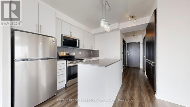 21A-3721 Carlton St. in Toronto, ON - Building Photo - Building Photo