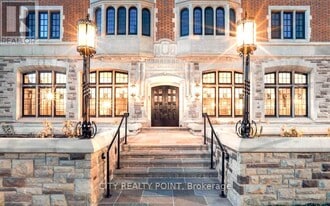 2 Clarendon Ave in Toronto, ON - Building Photo