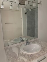 244 Biscayne Blvd, Unit 243 in Miami, FL - Building Photo - Building Photo