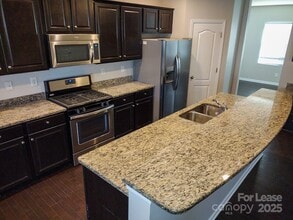 1004 Sunflower Ln in Indian Trail, NC - Foto de edificio - Building Photo