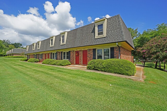 Country Club Apartments in Lincolnton, NC - Building Photo - Building Photo