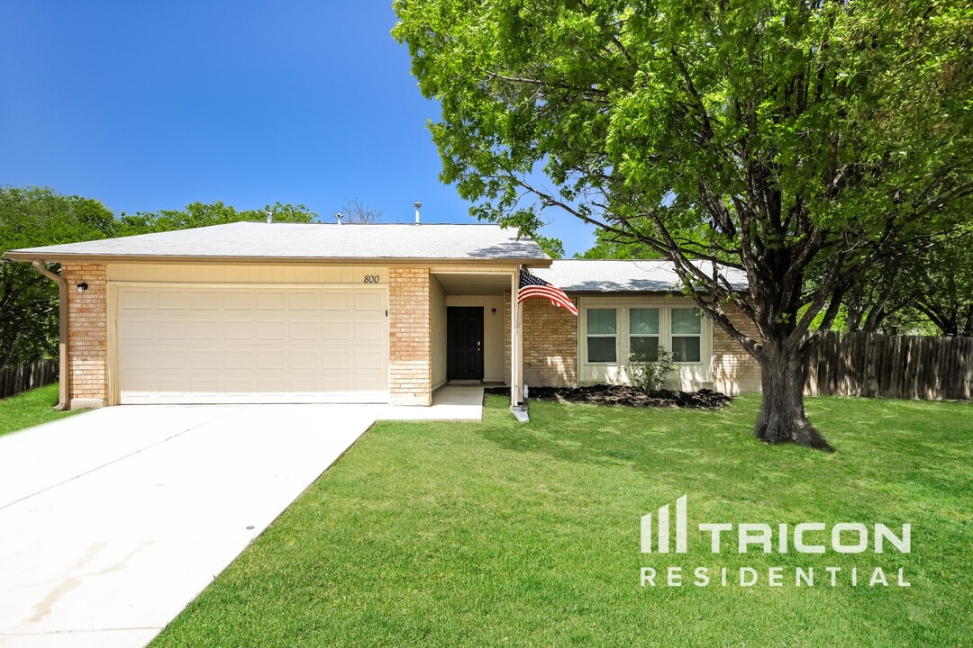 800 Robinair Dr in San Antonio, TX - Building Photo