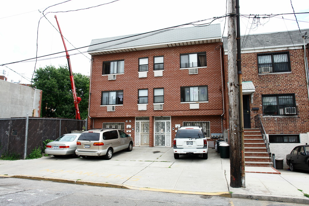 3217-3219 Leavitt St in Flushing, NY - Building Photo