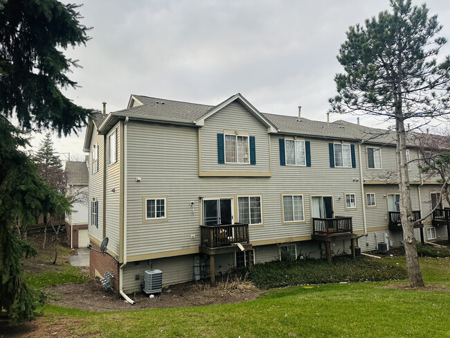 211 Monarch Dr in Streamwood, IL - Building Photo - Building Photo