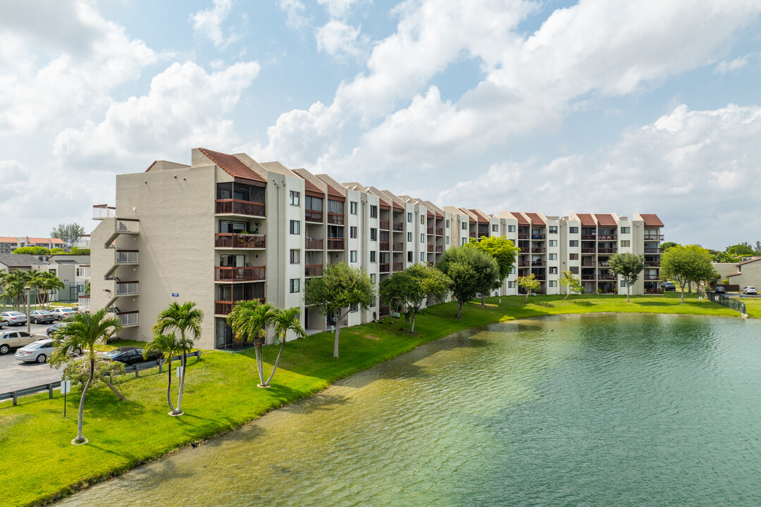 Indian Lake Village 2 in Miami, FL - Building Photo