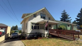 3360 Harrison Ave in Astoria, OR - Building Photo