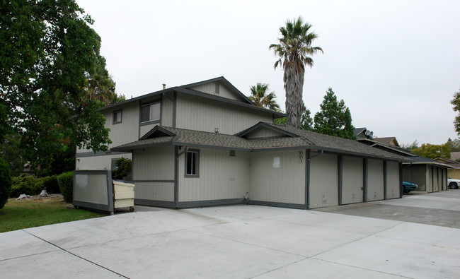 901 Joanne Ct in Rohnert Park, CA - Foto de edificio - Building Photo