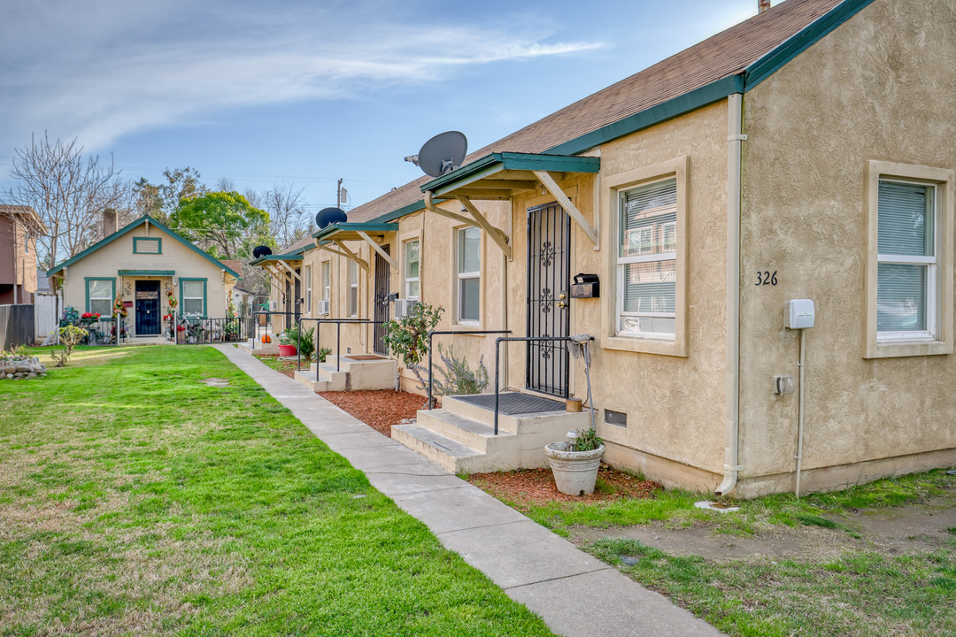 326 E Pine St in Lodi, CA - Building Photo