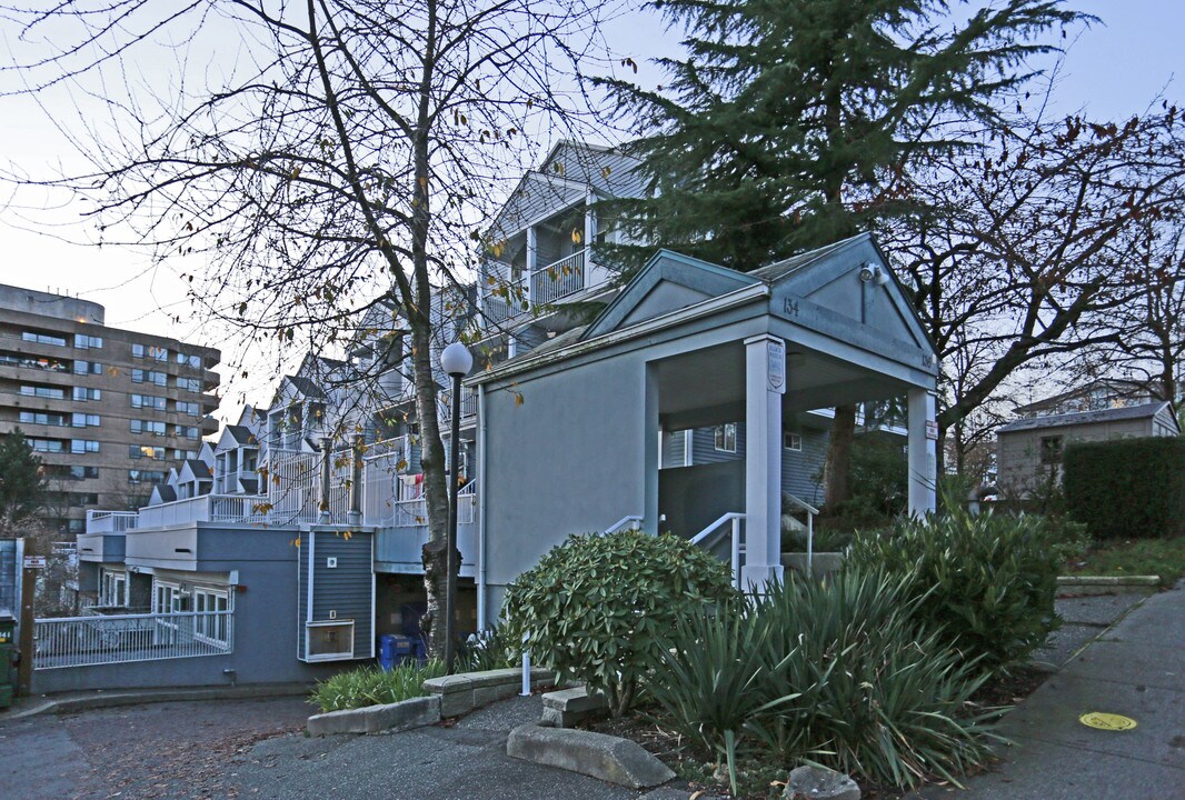 Queens Avenue Co-op in New Westminster, BC - Building Photo