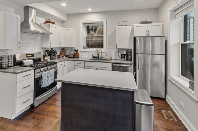 856 N Hermitage Ave in Chicago, IL - Building Photo - Building Photo