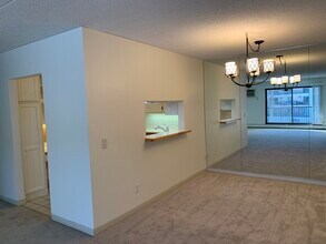 10531 Cedar Lake Rd, Unit 312 in Hopkins, MN - Foto de edificio - Building Photo