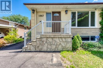1867 Sandgate Crescent in Mississauga, ON - Building Photo - Building Photo