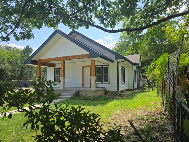 320 Chautauqua Ave