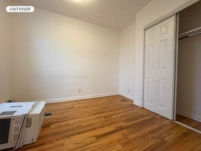 16-53 Weirfield St in Queens, NY - Foto de edificio - Building Photo