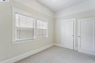 5484 Vicente Way in Oakland, CA - Building Photo - Building Photo