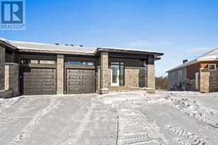 1108 Moore St in Brockville, ON - Building Photo