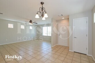 10621 E Singing Canyon Dr in Tucson, AZ - Foto de edificio - Building Photo
