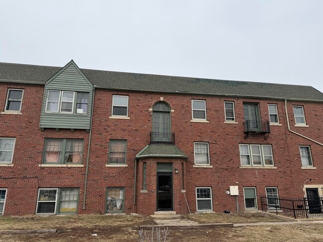 property at 210 E Walnut St