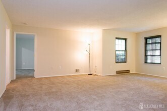 98 Griggs Pl in East Brunswick, NJ - Building Photo - Building Photo