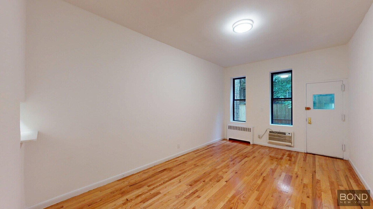 318 E 89th St in New York, NY - Building Photo