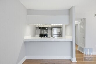 7801 Shoal Creek Blvd in Austin, TX - Building Photo - Building Photo