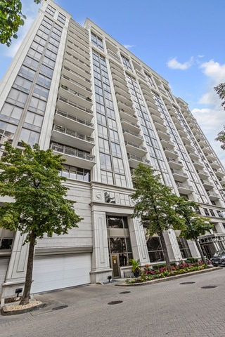 property at 1335 S Prairie Ave