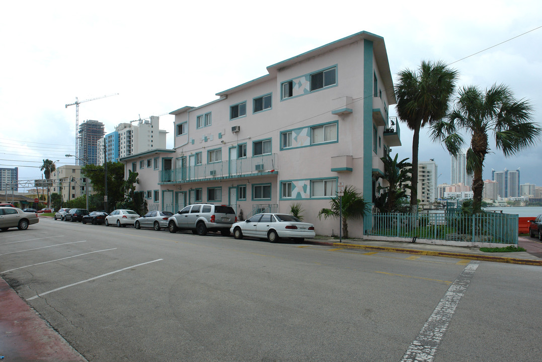 7001 Bonita Dr in Miami Beach, FL - Building Photo