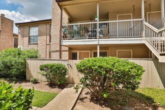 2100 Wilcrest Dr in Houston, TX - Building Photo - Building Photo